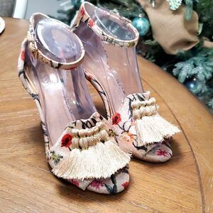 Gianni Bini Tan Huh heels, Floral pattern, Tan tassels, 4 inches, Size  6.5